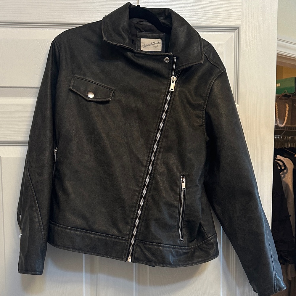 🔥Universal Thread Women’s Distressed Black Faux Leather Moto Jacket NWOT Large🔥